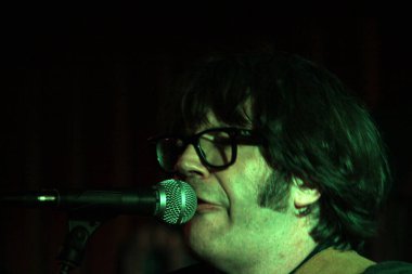 Konserde şarkı söylemek.