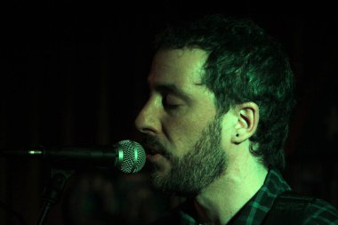 Konserde şarkı söylemek.