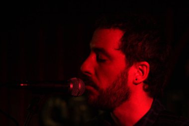 Konserde şarkı söylemek.