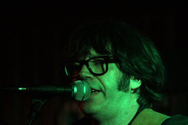 Konserde şarkı söylemek.