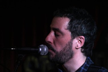 Konserde şarkı söylemek.