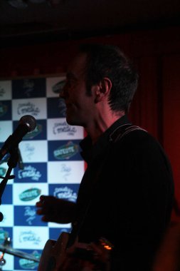 Konserde şarkı söylemek.