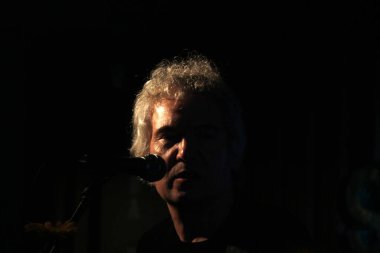 Konserde şarkı söylemek.