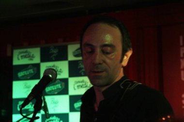 Konserde şarkı söylemek.