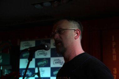 Konserde şarkı söylemek.