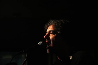 Konserde şarkı söylemek.