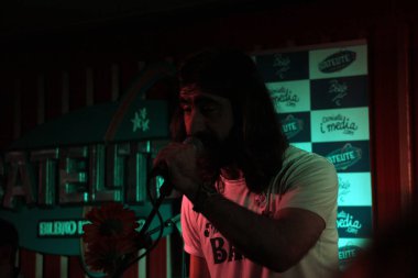 Konserde şarkı söylemek.