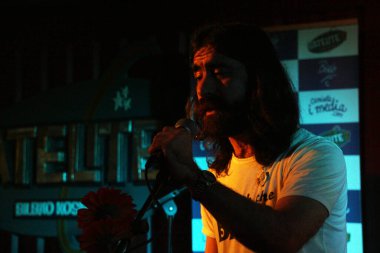 Konserde şarkı söylemek.