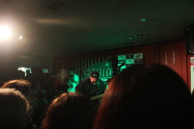 Konserde şarkı söylemek.