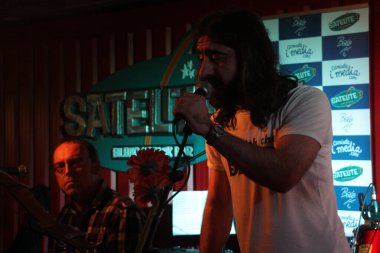 Konserde şarkı söylemek.