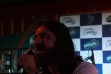 Konserde şarkı söylemek.