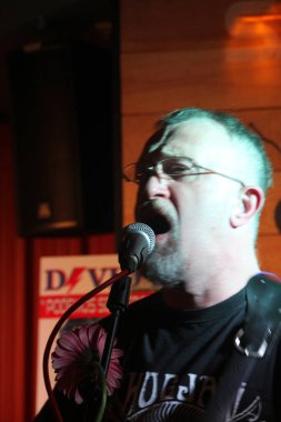 Konserde şarkı söylemek.