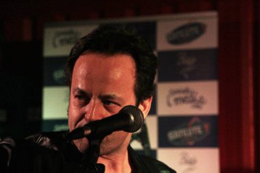 Konserde şarkı söylemek.