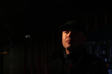 Konserde şarkı söylemek.