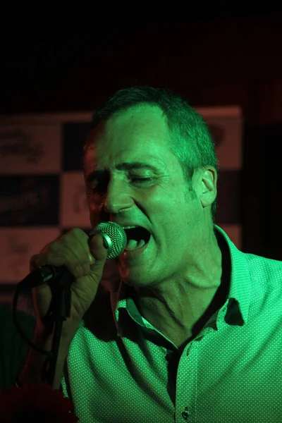 Konserde şarkı söylemek.