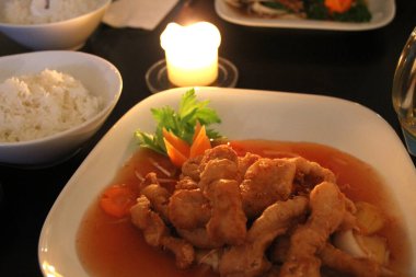 Tabakta Tayland yemeği