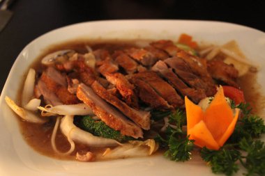 Tabakta Tayland yemeği