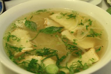 Tabakta Tayland yemeği