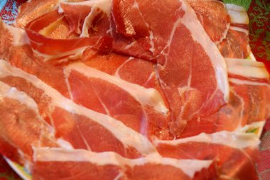 Sofrada İspanyol usulü domuz eti.