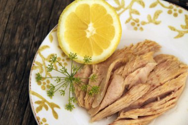 Tabakta yağlı ton balığı.