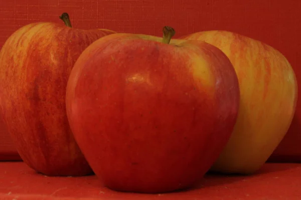 Pommes Rouges Sur Une Table — Photo