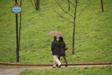 Şehirde yağmurlu bir gün