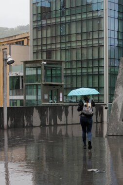 Şehirde yağmurlu bir gün