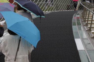 Şehirde yağmurlu bir gün