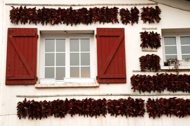 Espelette 'te bir evin cephesinde asılı kırmızı biberler.
