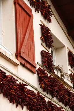 Espelette 'te bir evin cephesinde asılı kırmızı biberler.