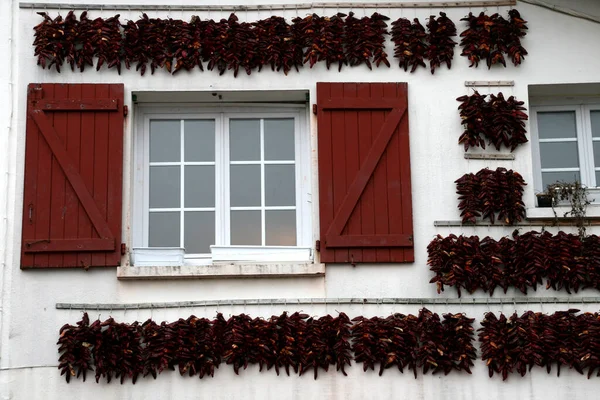 Pimientos Rojos Colgados Fachada Una Casa Espelette — Foto de Stock