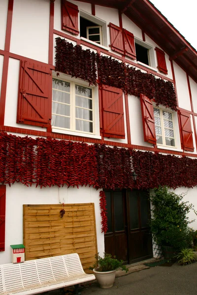 Rote Paprika Hängen Der Fassade Eines Hauses Espelette — Stockfoto