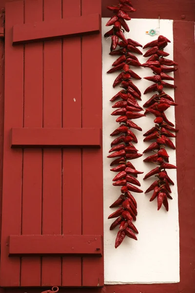 Espelette Bir Evin Cephesinde Asılı Kırmızı Biberler — Stok fotoğraf