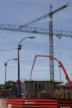 Kentsel bir çevrede inşaat alanı