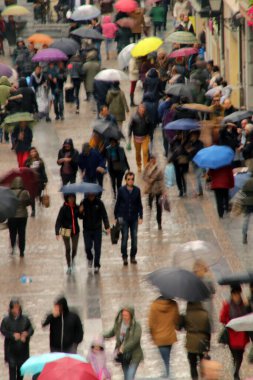 Yağmurlu bir günde kalabalık yaya caddesi