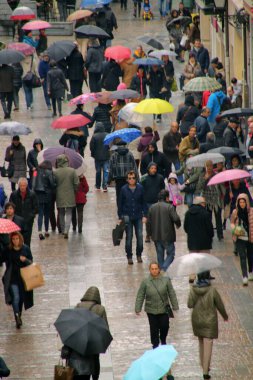 Yağmurlu bir günde kalabalık yaya caddesi