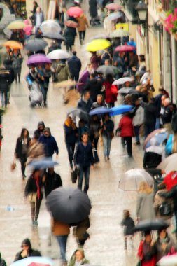 Yağmurlu bir günde kalabalık yaya caddesi