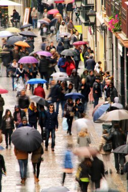 Yağmurlu bir günde kalabalık yaya caddesi
