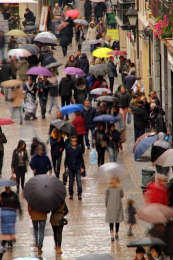 Yağmurlu bir günde kalabalık yaya caddesi