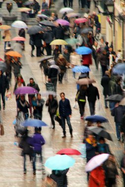 Yağmurlu bir günde kalabalık yaya caddesi