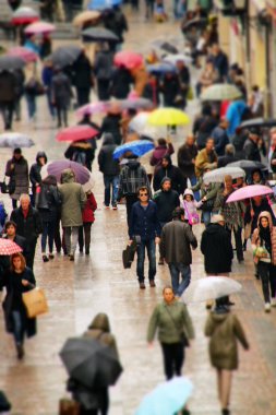 Yağmurlu bir günde kalabalık yaya caddesi