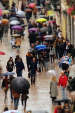 Yağmurlu bir günde kalabalık yaya caddesi