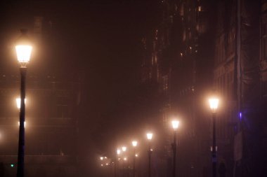 Geceleri eski Antwerp kasabası