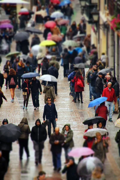 Calle Peatonal Abarrotada Día Lluvioso — Foto de Stock