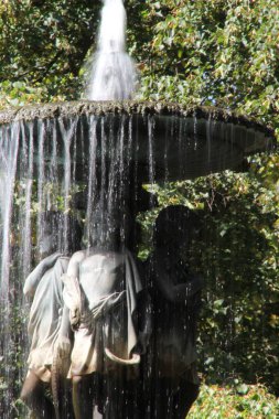 Şehir parkındaki çeşme