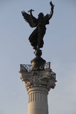 Bordeaux şehir merkezindeki anıt.