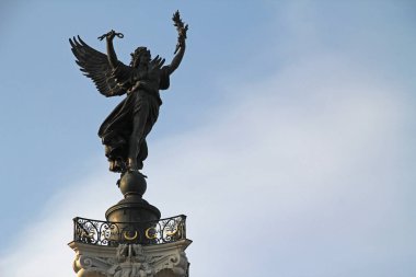 Bordeaux şehir merkezindeki anıt.