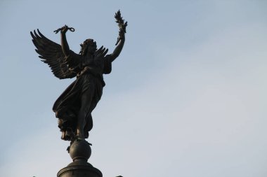 Bordeaux şehir merkezindeki anıt.