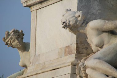 Bordeaux şehir merkezindeki anıt.