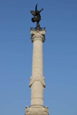 Bordeaux şehir merkezindeki anıt.